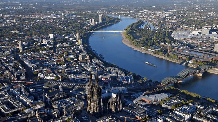 Die 500-Kilo-Bombe wurde am östlichen Rheinufer unweit der Hohenzollernbrücke gefunden.