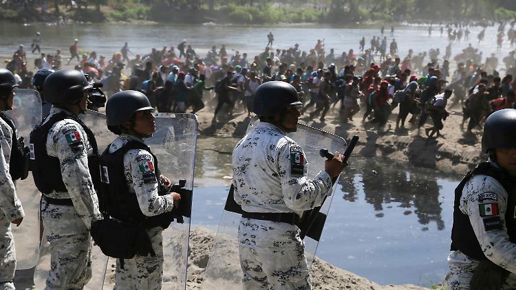 Migranten versuchten, den Grenzfluss Rio Suchiate zwischen Guatemala und Mexiko zu überqueren.