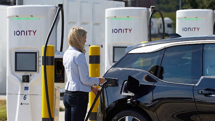 Statt acht Euro pro Ladevorgang verlangt Ionity künftig von Kunden ohne Vertrag 79 Cent pro geladener Kilowattstunde.