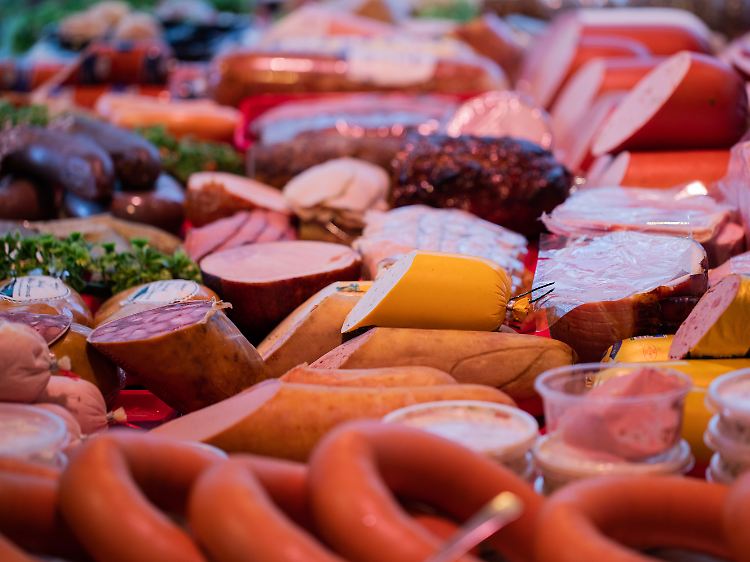 Viele Wurstsorten wie Salami, Fleisch- und Teewurst sind reich an Fett.