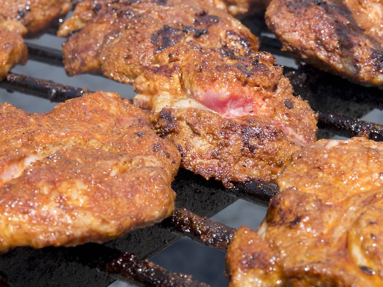 Um die PAK-Belastung zu reduzieren, sollte laut UBA beim Grillen "darauf geachtet werden, dass das Grillgut nicht schwarz, die Kohle durchgeglüht ist und auf ein Ablöschen verzichtet wird."