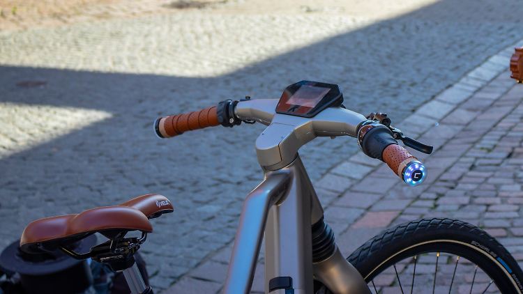 Im Lenker integriert das Calamus One einen kleinen Android-Computer mit 5-Zoll-Touchscreen, in den Lenkerenden befinden sich Leuchten, die auch als Blinker genutzt werden können.