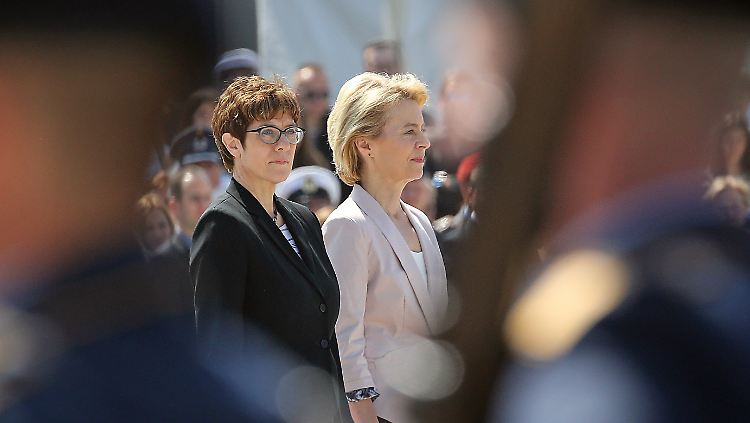 Der Skandal um ausufernde und teils rechtswidrige Millionenaufträge an externe Consultingfirmen fällt in die Amtszeit von Kramp-Karrenbauers Vorgängerin Ursula von der Leyen.