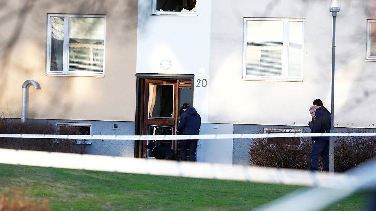 Die Sprengladung war im Treppenhaus deponiert. Einige Bewohner wurden leicht verletzt.
