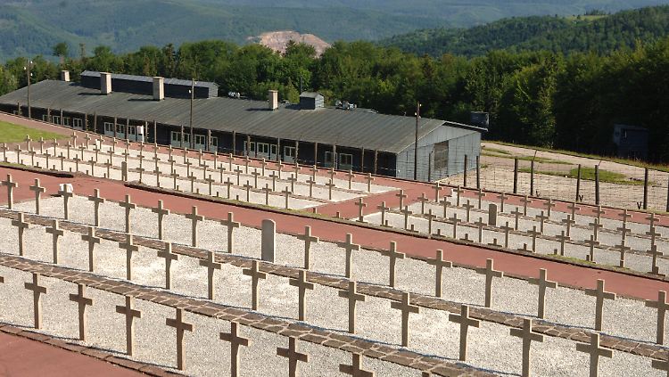 Ein Gräberfeld gehört zu dem ehemaligen Konzentrationslager Natzweiler-Struthof nahe der französischen Grenze zu Deutschland.