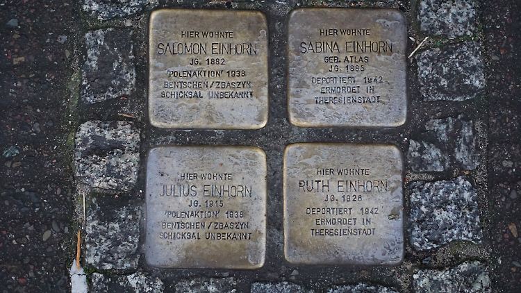 Vier Steine, die das Schicksal einer Familie erzählen.