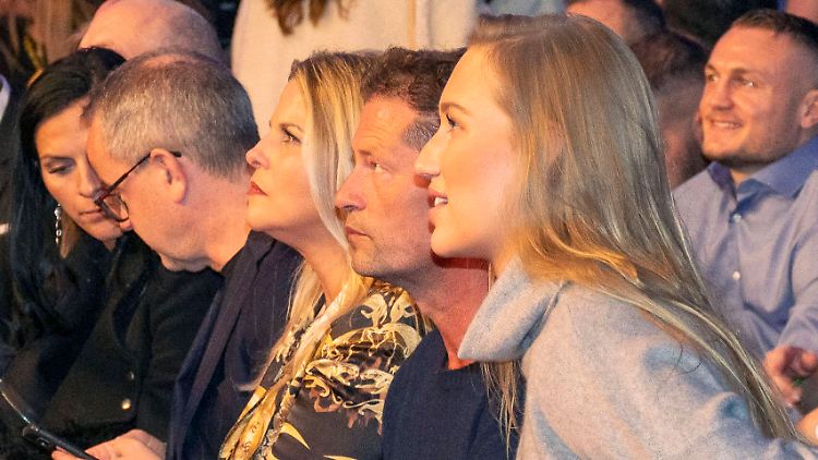 Am Wochenende in Hamburg: Til Schweiger mit seiner bis dato unbekannten Freundin (gemeint ist die Dame rechts).