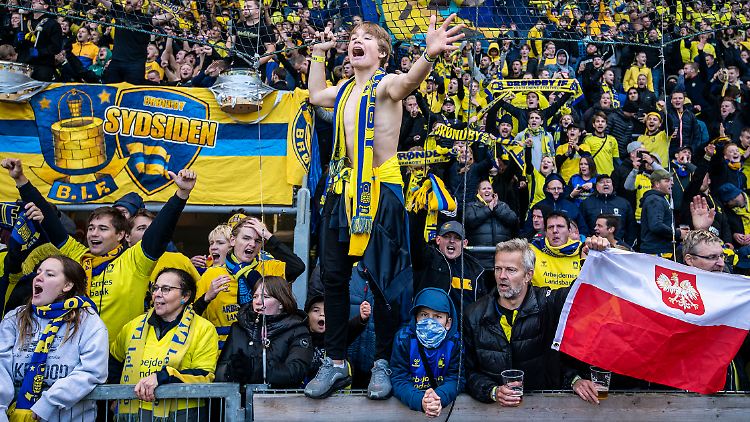 "Sie haben die Logos, Farben, Stadionnamen der Mutterclubs verändert - alles! Wir werden niemals zulassen, dass das bei unserem Klub passiert."
