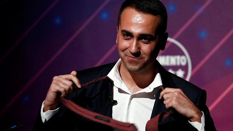 Auf einer Pressekonferenz nimmt Luigi Di Maio schon mal die Krawatte ab.