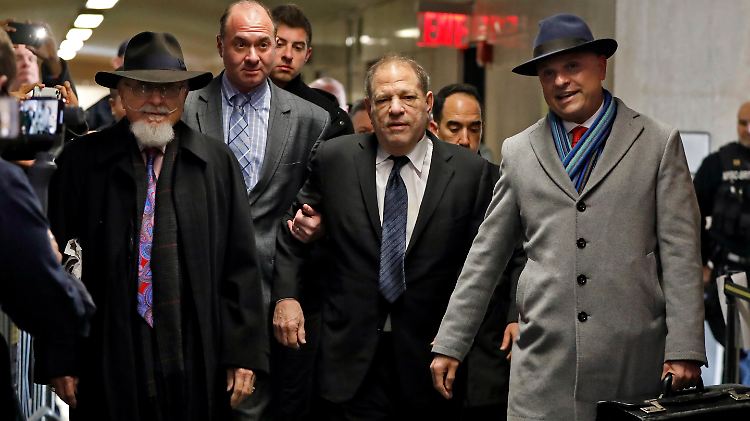 Harvey Weinstein mit seinen Anwälten vor Gericht.