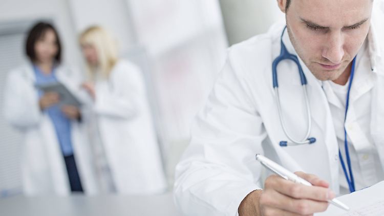 Drei und mehr Stunden pro Schicht mit Verwaltungstätigkeiten befasst: Klinikärzte stöhnen unter der Bürokratie.