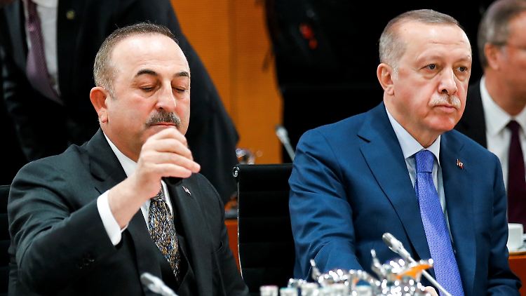 Neben den finanziellen seien auch weitere Vereinbarungen nicht eingehalten worden, kritisiert Außenminister Cavusoglu.