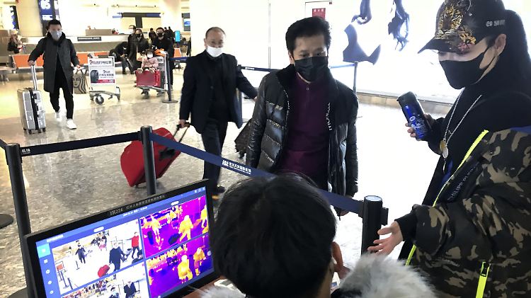 An Flughäfen in China werden Menschen mit Thermalscannern auf erhöhte Körpertemperatur überprüft.