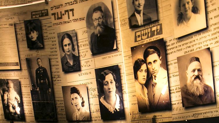 Eine Erinnerungstafel in der Gedenkstätte Yad Vashem in Jerusalem.