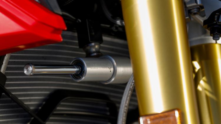 Der Lenkungsdämpfer der F 900 R, ein wichtiges Sicherheits-Feature bei schneller Fahrt.