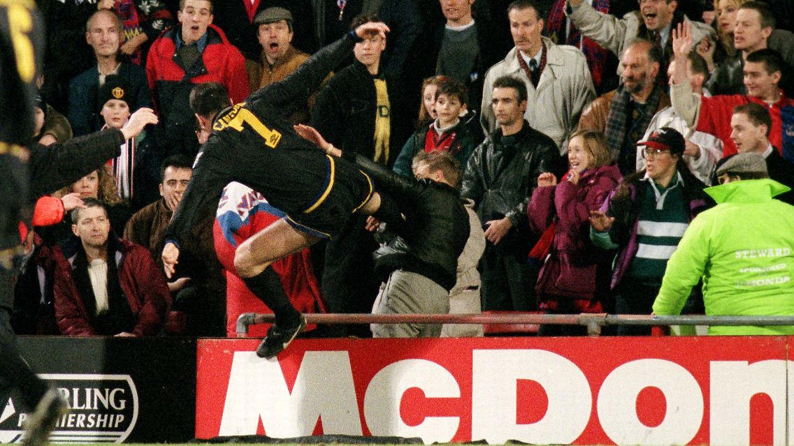 Cantona, Stürmer von Manchester United, wird nach einem Platzverweis von einem Fan des Gegners Crystal Palace beleidigt und bespuckt. Cantona flippt aus und erwischt den Zuschauer mit einem Kung-Fu-Tritt.