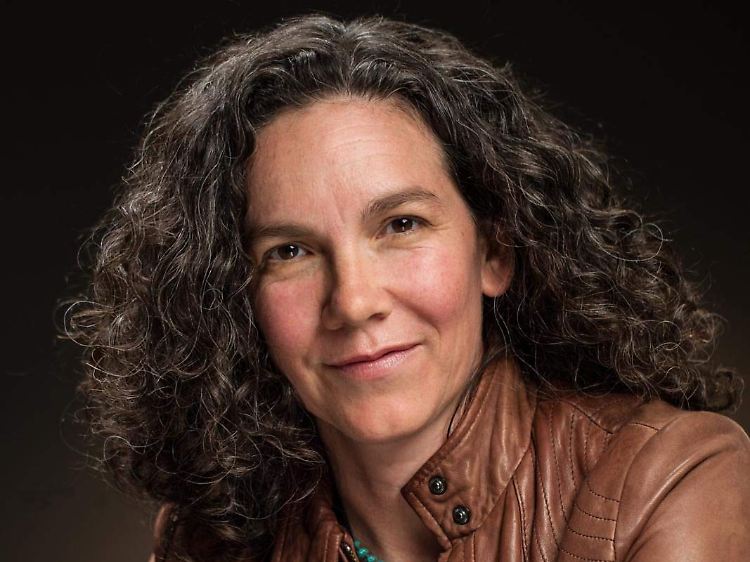 Ellison Cooper studierte Jura, promovierte in Anthropologie und spezialisierte sich dabei im Bereich kulturelle Neurowissenschaften und Archäologie. Außerdem arbeitete sie als Mordermittlerin.