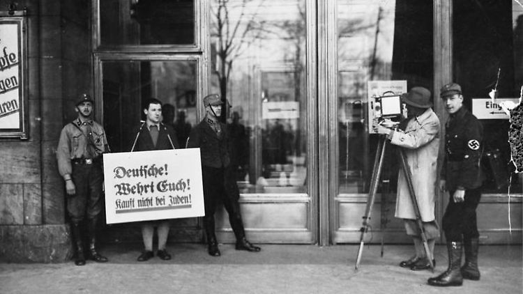 1933: Nazis rufen in Berlin zum Boykott jüdischer Geschäfte auf.