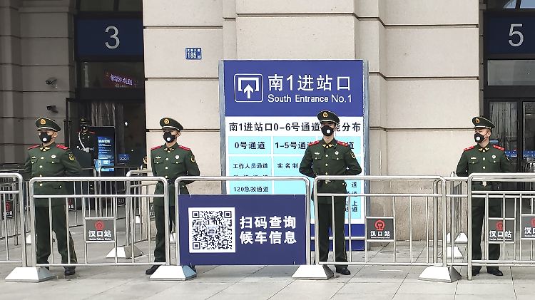 Paramilitärische Polizei steht an einem Eingang des geschlossenen Bahnhofs Hankou in Wuhan.