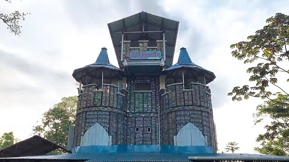 Burg aus Plastikflaschen Panama.JPG