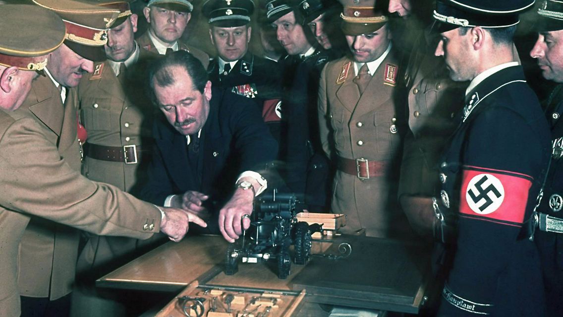 Hitler (l.) und sein "Lieblingskonstrukteur" Porsche.