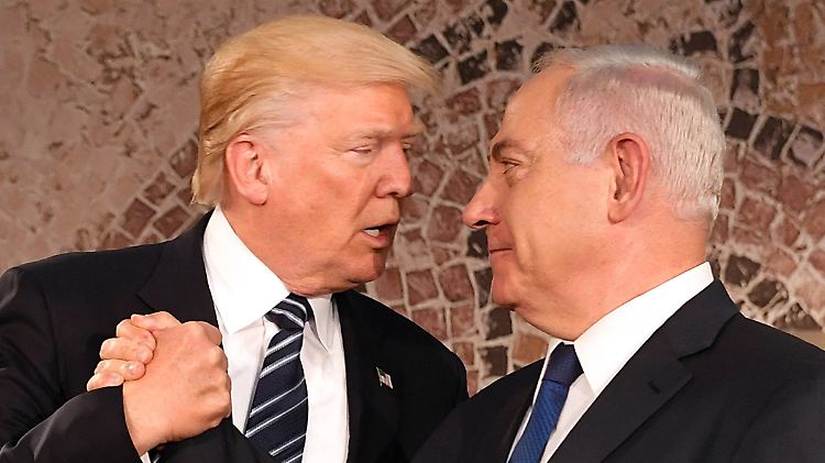 Der Plan solle "wahrscheinlich" kurz vor einem Treffen mit Israels  Ministerpräsident Benjamin Netanjahu (re.) präsentiert werden, so Trump.
