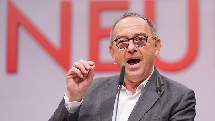 Walter-Borjans rechnet bei einer steuerlichen Entlastung kleiner und mittlerer Einkommen mit staatlichen Mindereinnahmen von mindestens 30 Milliarden Euro.