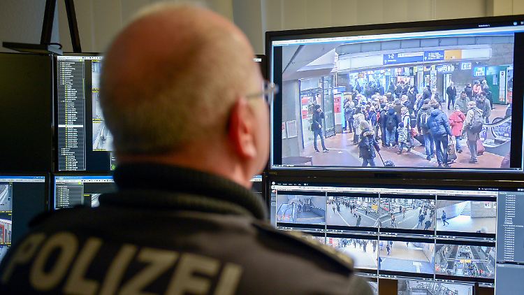 In einer älteren Fassung des Entwurfs hieß es noch, die Bundespolizei könne Daten aus Bildaufzeichnungsgeräten "automatisch mit biometrischen Daten abgleichen".