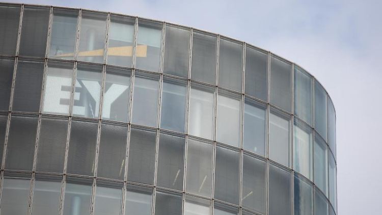 Die Richter weisen die Klagen gegen EY zurück. Die Leidtragenden sind die Anleger. Nach dem jahrelangen Versagen der Aufsichtsbehörden bei Wirecard lasse der Staat sie "ein zweites Mal alleine", kritisieren die Anwälte.