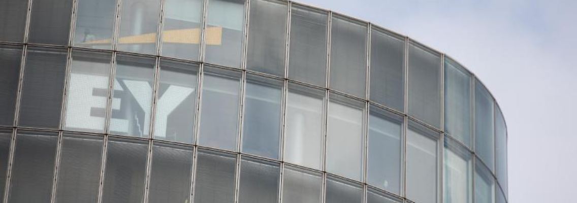 Logo von Ernst & Young (EY). Foto: Rolf Vennenbernd/dpa/Archivbild