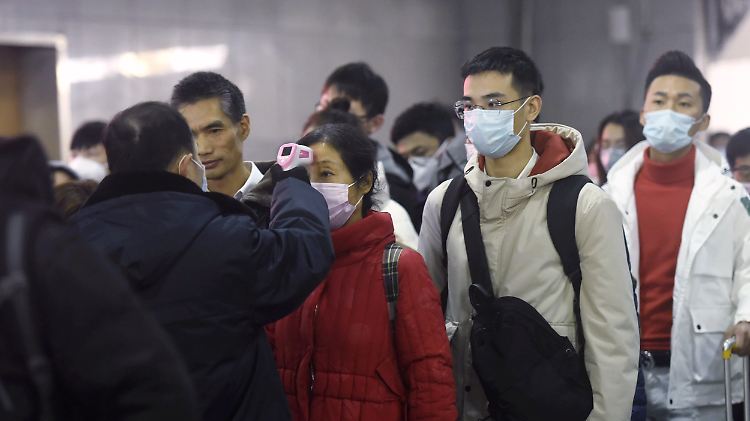 Mit Infrarotthermometern wird an Bahnhöfen die Temperatur von Reisenden gemessen - zumindest dort, wo noch Züge fahren.