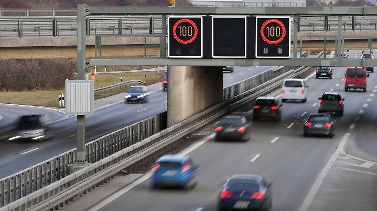 Dauerhaft oder zeitweise geltende Beschränkungen gibt es auf 20 Prozent des deutschen Autobahnnetzes. Dazu kommen variable Verkehrslenkungsanzeigen.