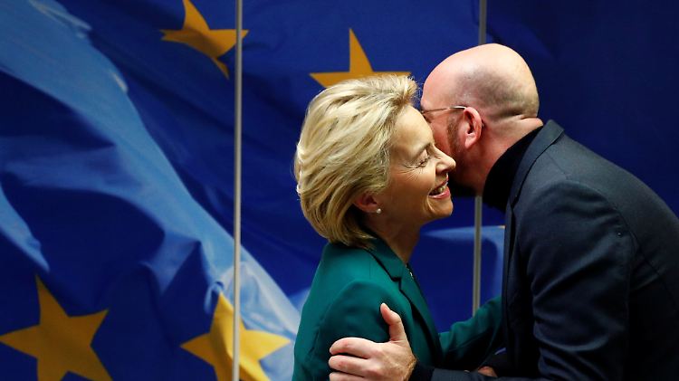 EU-Komissionschefin Ursula von der Leyen und Ratspräsident Charles Michel haben den Brexit-Deal unterschrieben. Es fehlen aber noch einige Unterschriften.