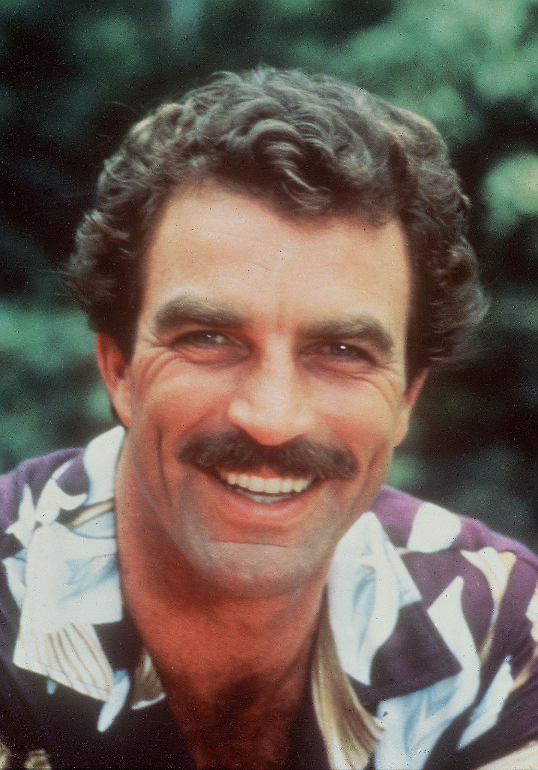 So kennt man Tom Selleck: Schnauzbart, dunkle Locken, heftig gemusterte Hemden ...