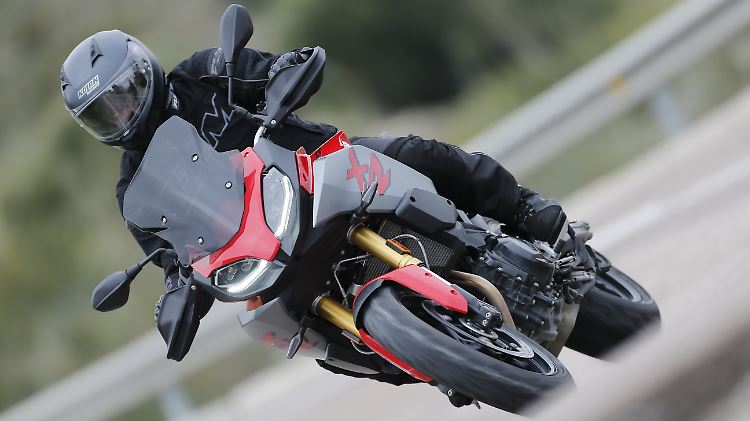 Die BMW F 900 XR ist eine würdige kleine Schwester der S 1000 XR.