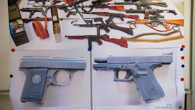 Die Polizei stellte mehrere Waffen - darunter auch die Tatwaffe - sicher.