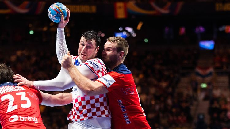 Finale! Kroatiens Altmeister Domagoj Duvnjak, hier mit dem Norweger Petter Överby.