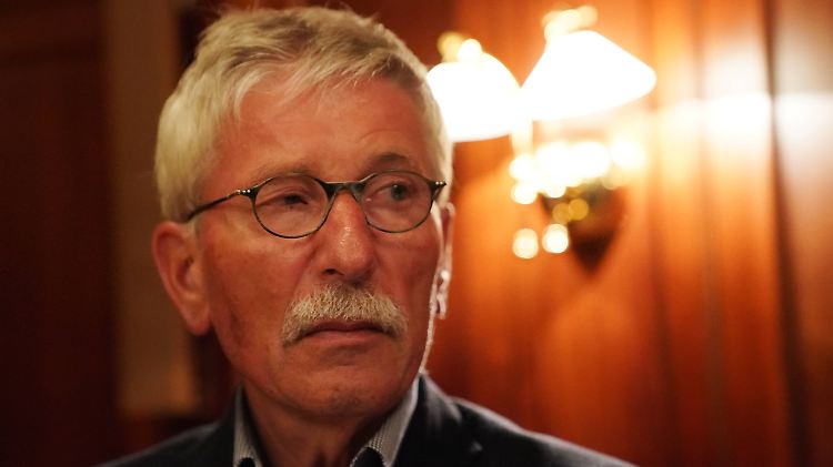 Viele sähen ihn bei der AfD besser aufgehoben, doch Thilo Sarrazin will sein SPD-Parteibuch bis zur letzten Instanz verteidigen. 