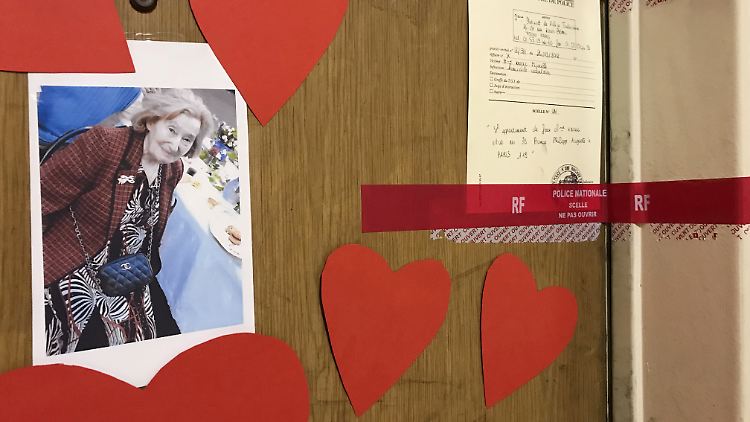 Trauernde haben ein Foto von Mireille Knoll an ihre noch versiegelte Wohnungstür geheftet. Das Foto entstand im März 2018.