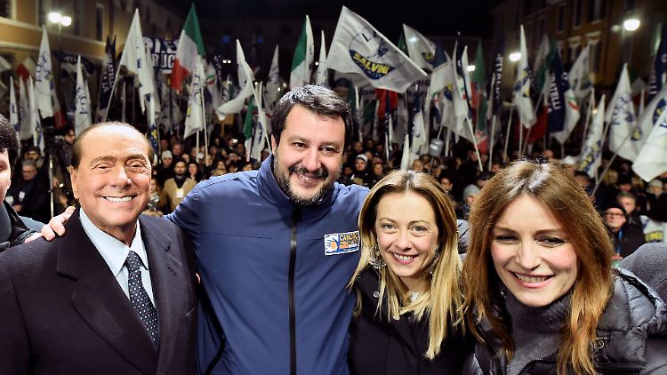 Die Lega-Kandidatin Lucia Borgonzoni (r.) macht Wahlkampf mit dem früheren Premierminister Berlusconi und dem Lega-Chef Salvini (l.).