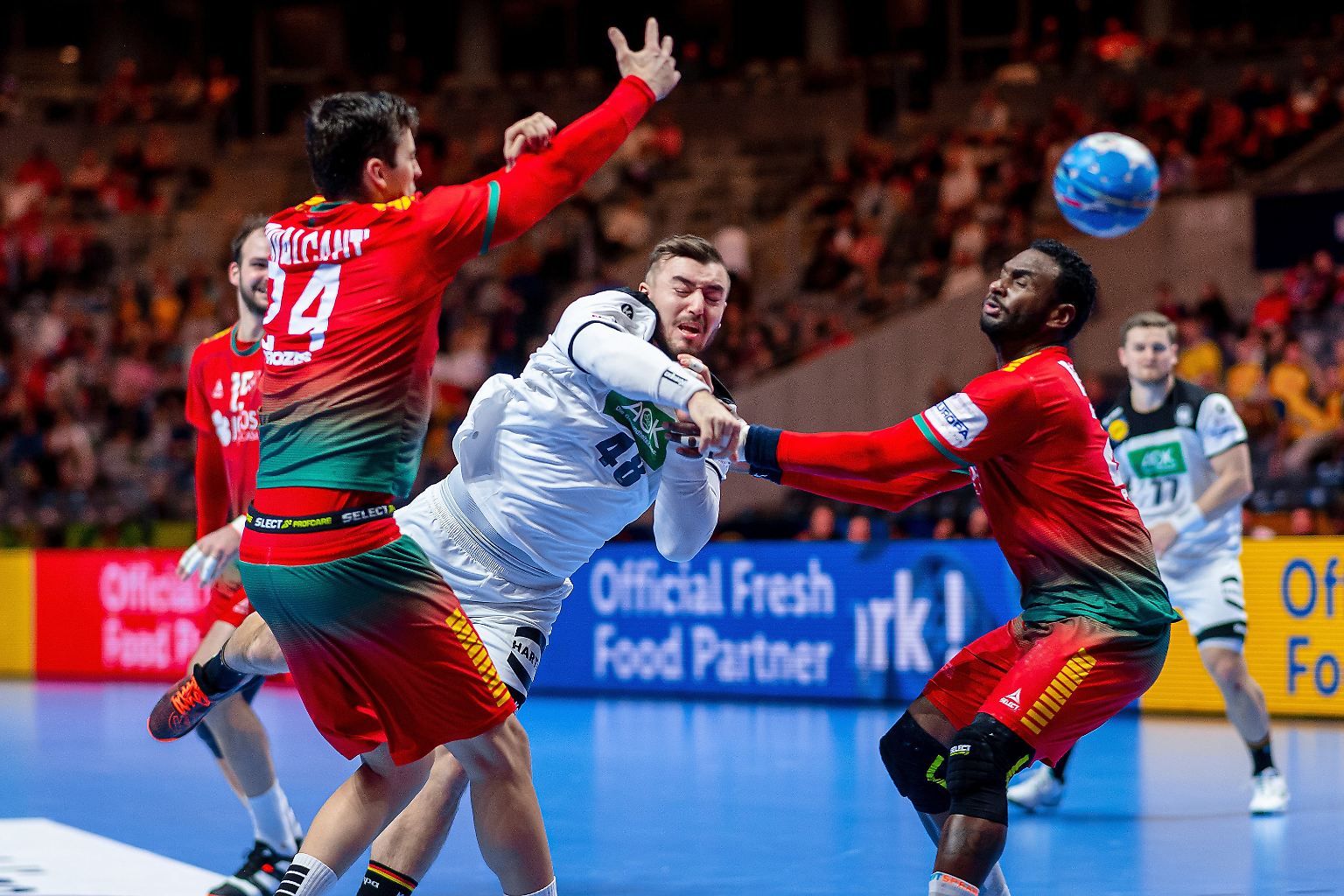Die deutsche Handball-Nationalmannschaft schließt im Januar eine schwierige Europameisterschaft versöhnlich ab, am Ende springt Platz fünf heraus. Auch wenn das angepeilte Ziel - mindestens Halbfinale, besser eine Medaille - verpasst wird, ...