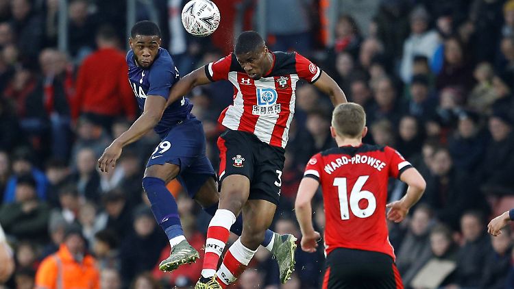 Kevin Danso im Duell mit Tottenham Hotspurs Japhet Tanganga.
