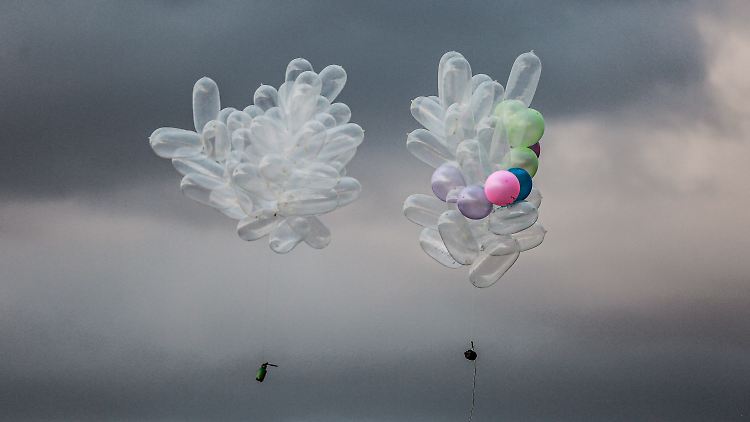 Die Sprengstoff-Ballons sind mit Kühlgas befüllte Präservative, an denen Brandsätze angebracht werden. Die Ballons fliegen bei entsprechendem Wind in Richtung Israel.