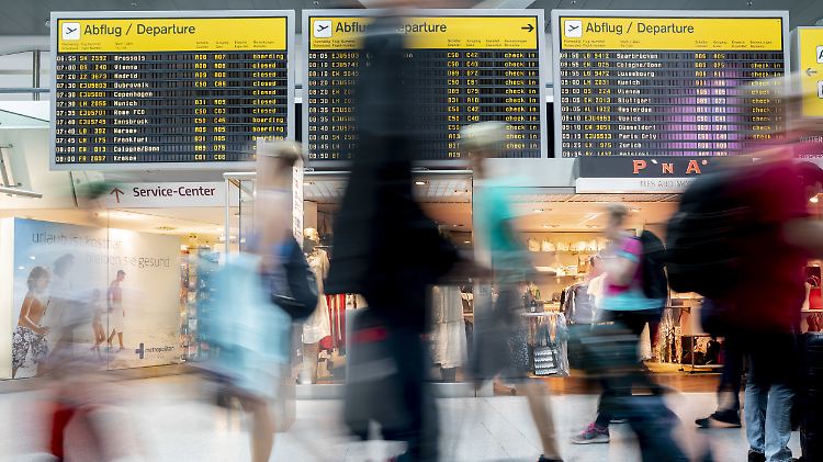 Am Flughafen Tegel werden die Reisenden mit Plakaten und Handzetteln vor dem Virus gewarnt. 