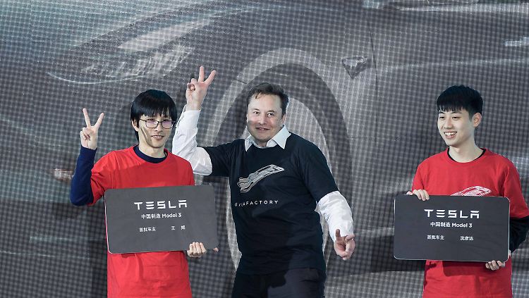 Große Bühnenshow in SHanghai: Telsa-Chef Elon Musk persönlich übergibt den ersten Kunden ihre in China gebauten E-Autos.