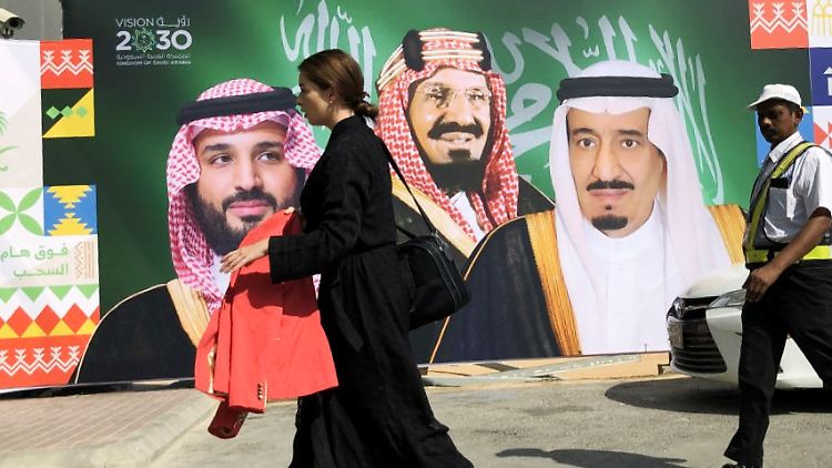 Am Flughafen in Riad werden Reisende großflächig von der saudi-arabischen Königsfamilie empfangen.