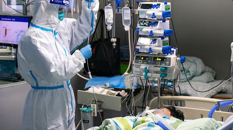 Ein medizinischer Mitarbeiter überprüft den Tropf eines Patienten in einem Krankenhaus in Wuhan.