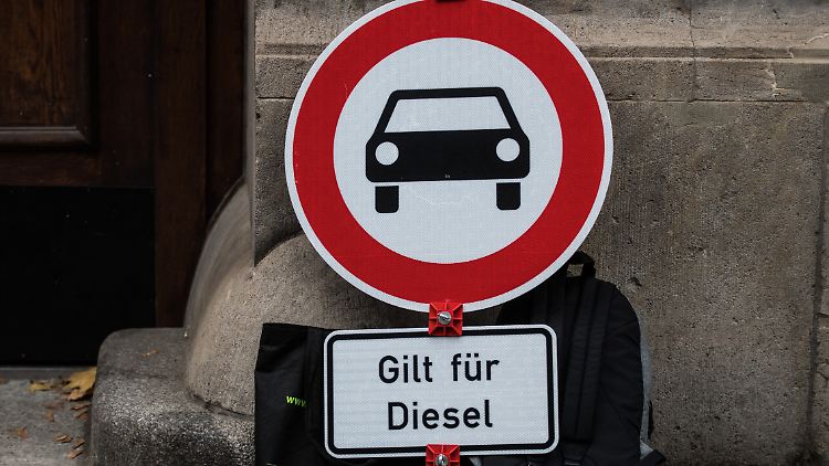 Keine Weiterfahrt für Diesel: Nicht alle Autofahrer halten sich daran und kassieren Bußgeldbescheide.