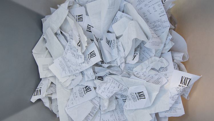 Mit Papierbergen protestierten im Januar Bäcker vor dem Landtag von Baden-Württemberg gegen die Bonpflicht.