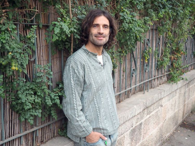 Nachum Patschenik entwickelte nach dem sexuellen Missbrauch durch seinen Vater in seiner Jugend eine PTBS. Nach einer MDMA-unterstützten Therapie während einer Studie in Israel wurde er nicht mehr mit PTBS diagnostiziert, sagt er.